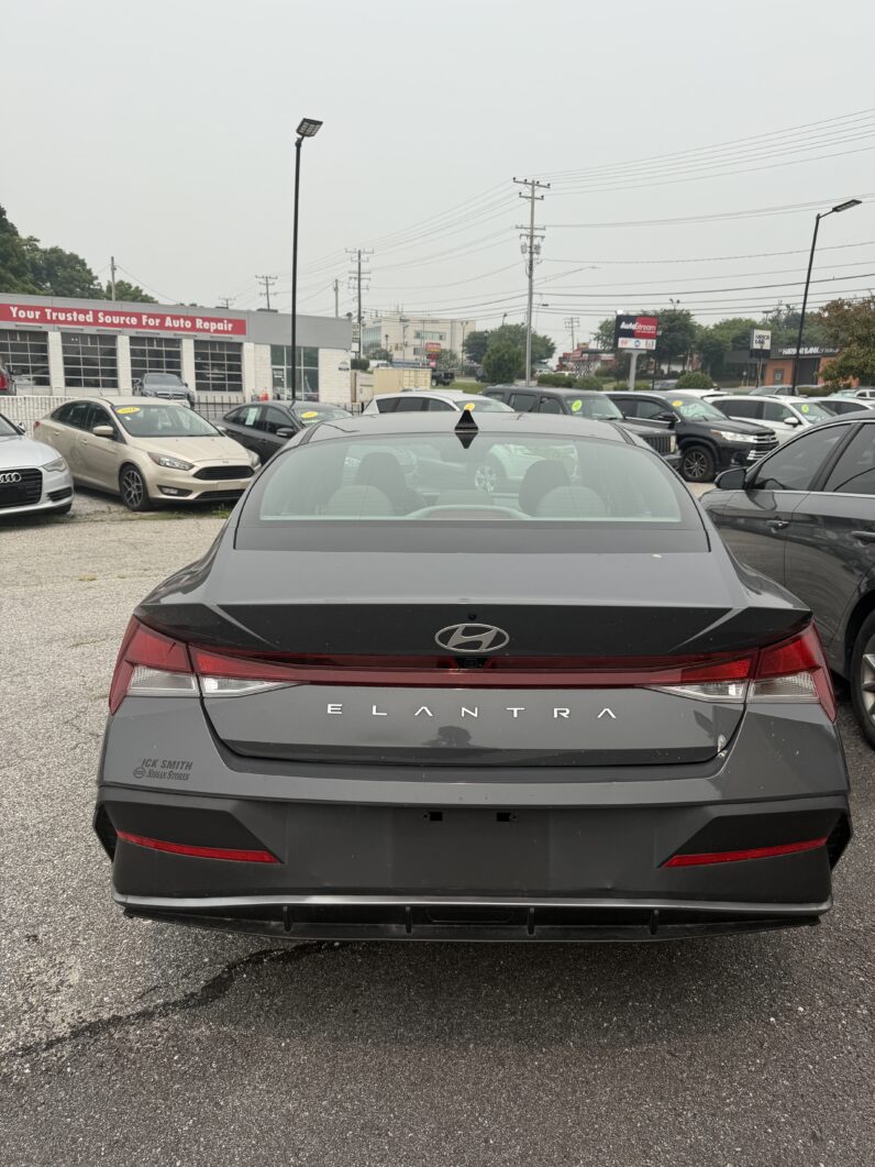 
								2024 Hyundai Elantra SEL full									