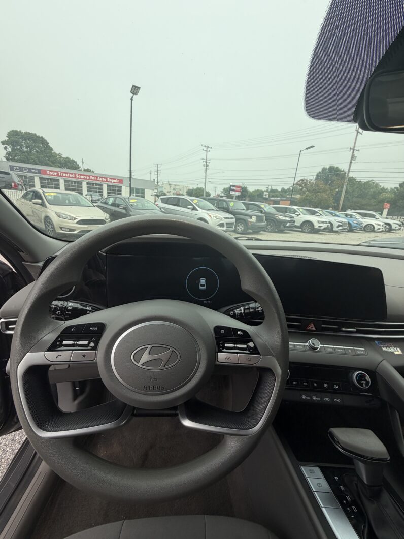 
								2024 Hyundai Elantra SEL full									