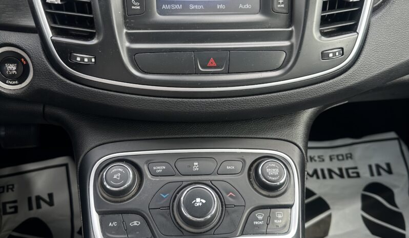
								Used 2015 Chrysler 200 full									