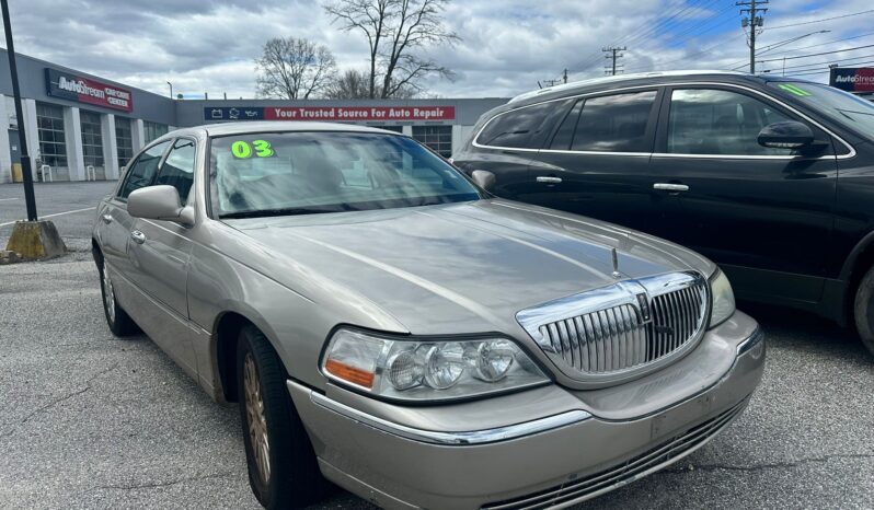 
								Used 2003 Lincoln Town Car full									