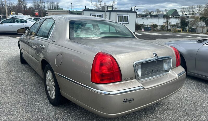 
								Used 2003 Lincoln Town Car full									