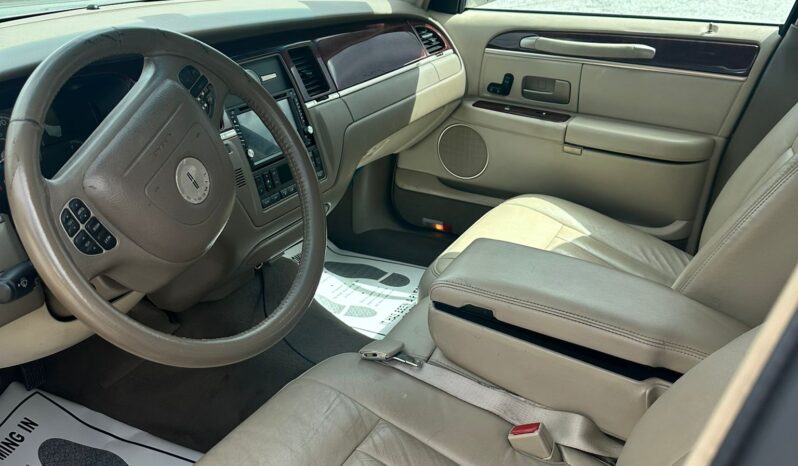 
								Used 2003 Lincoln Town Car full									