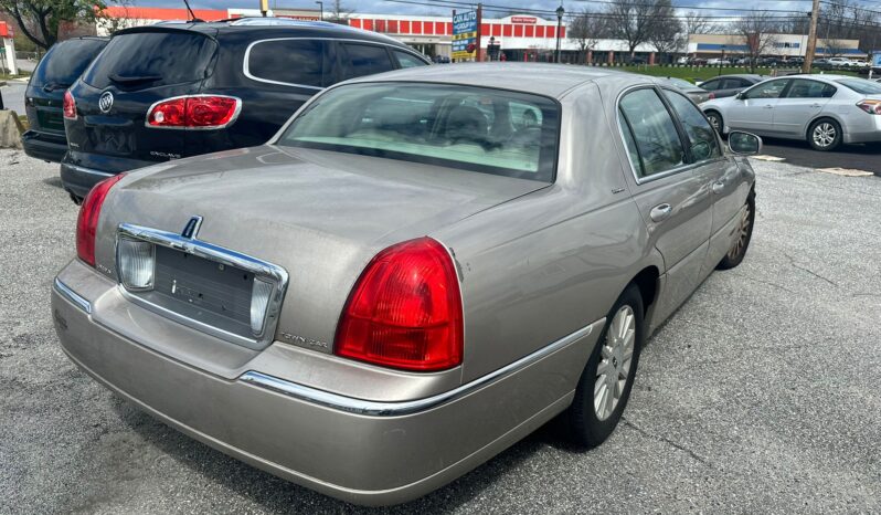 
								Used 2003 Lincoln Town Car full									