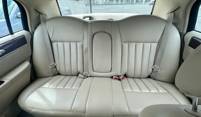 
								Used 2003 Lincoln Town Car full									