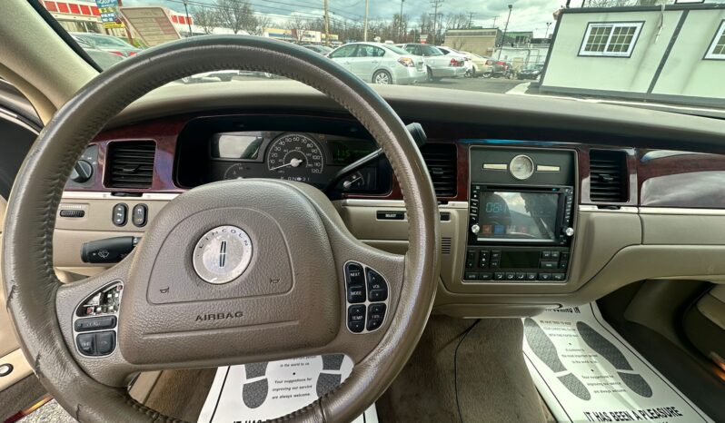 
								Used 2003 Lincoln Town Car full									