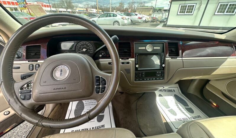 
								Used 2003 Lincoln Town Car full									